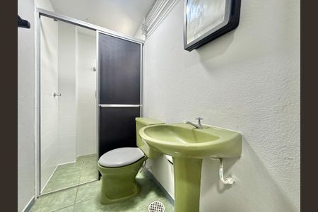 Banheiro de kitnet/studio para alugar com 1 quarto, 34m² em Centro, São Leopoldo