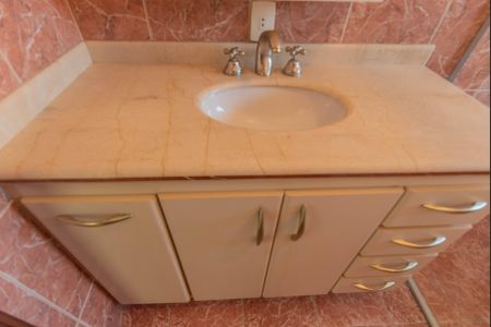 Casa de condomínio à venda com 220m², 3 quartos e 2 vagas Casa de condomínio à venda com 220m², 3 quartos e 2 vagasBanheiro da Suíte