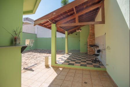 Casa de condomínio à venda com 220m², 3 quartos e 2 vagas Casa de condomínio à venda com 220m², 3 quartos e 2 vagasQuintal