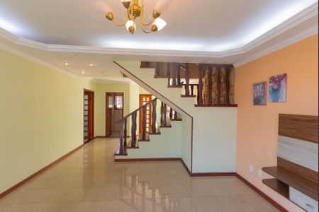 Casa de condomínio à venda com 220m², 3 quartos e 2 vagas Casa de condomínio à venda com 220m², 3 quartos e 2 vagasSala