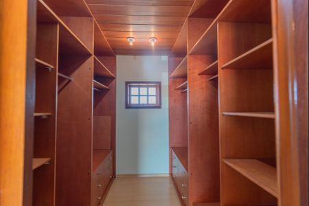 Casa de condomínio à venda com 220m², 3 quartos e 2 vagas Casa de condomínio à venda com 220m², 3 quartos e 2 vagasCloset da Suíte