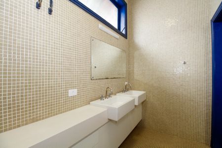 Casa à venda com 379m², 3 quartos e 5 vagasBanheiro da Suíte 1