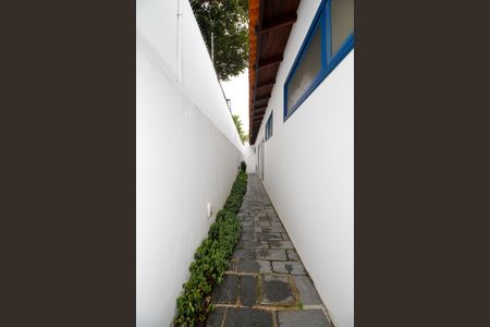 Casa à venda com 379m², 3 quartos e 5 vagasCorredor Lateral Direito