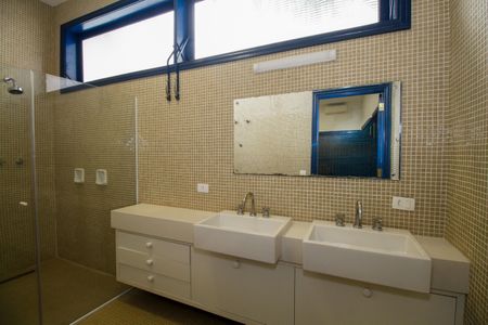 Casa à venda com 379m², 3 quartos e 5 vagasBanheiro da Suíte 1