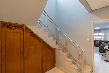 Casa para alugar com 211m², 3 quartos e 2 vagas Casa para alugar com 211m², 3 quartos e 2 vagasEscada