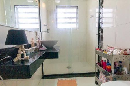 Casa para alugar com 220m², 4 quartos e 2 vagasBanheiro 2