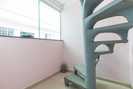 Casa para alugar com 220m², 4 quartos e 2 vagasEscada