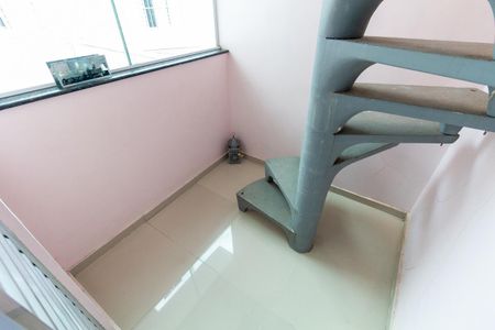 Casa para alugar com 220m², 4 quartos e 2 vagasEscada