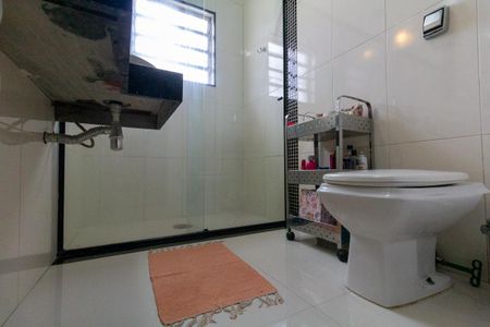 Casa para alugar com 220m², 4 quartos e 2 vagasBanheiro 2