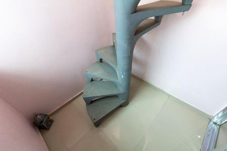 Casa para alugar com 220m², 4 quartos e 2 vagasEscada