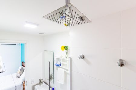 Banheiro de kitnet/studio para alugar com 1 quarto, 25m² em Pinheiros, São Paulo