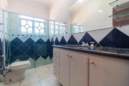 Casa de condomínio à venda com 326m², 4 quartos e 6 vagasBanheiro da Suíte 02