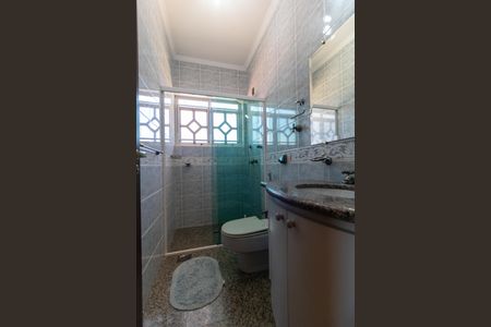 Casa de condomínio à venda com 326m², 4 quartos e 6 vagasBanheiro 