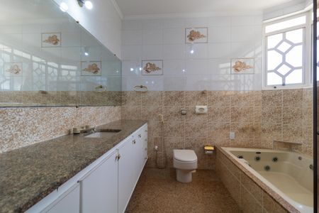 Casa de condomínio à venda com 326m², 4 quartos e 6 vagasBanheiro da Suíte 01