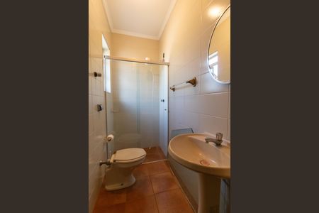 Casa de condomínio à venda com 326m², 4 quartos e 6 vagasBanheiro de Serviço