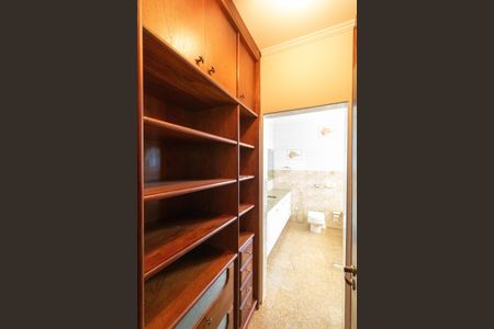 Casa de condomínio à venda com 326m², 4 quartos e 6 vagasCloset da Suíte 01