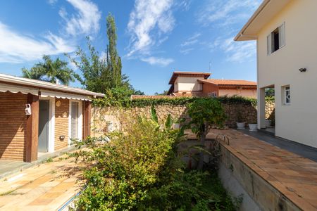 Casa de condomínio à venda com 326m², 4 quartos e 6 vagasQuintal