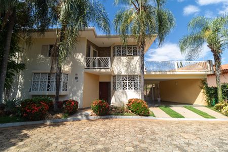 Casa de condomínio à venda com 326m², 4 quartos e 6 vagasFachada