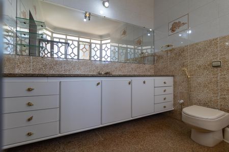 Casa de condomínio à venda com 326m², 4 quartos e 6 vagasBanheiro da Suíte 01