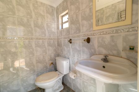 Casa de condomínio à venda com 326m², 4 quartos e 6 vagasLavabo da área externa