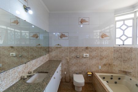 Casa de condomínio à venda com 326m², 4 quartos e 6 vagasBanheiro da Suíte 01