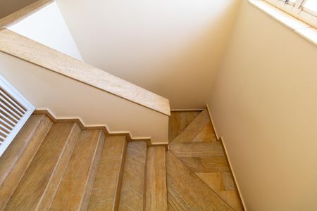 Casa de condomínio à venda com 326m², 4 quartos e 6 vagasEscada