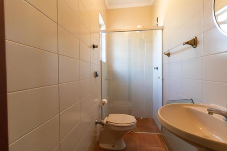 Casa de condomínio à venda com 326m², 4 quartos e 6 vagasBanheiro de Serviço