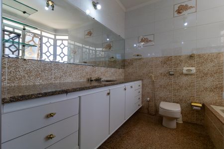 Casa de condomínio à venda com 326m², 4 quartos e 6 vagasBanheiro da Suíte 01