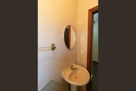 Casa de condomínio à venda com 326m², 4 quartos e 6 vagasBanheiro de Serviço