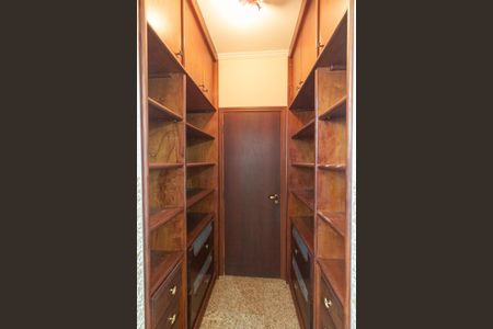 Casa de condomínio à venda com 326m², 4 quartos e 6 vagasCloset da Suíte 01