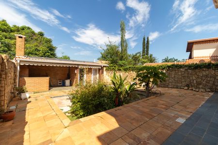 Casa de condomínio à venda com 326m², 4 quartos e 6 vagasQuintal