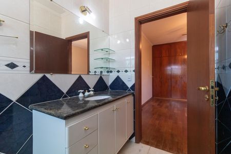 Casa de condomínio à venda com 326m², 4 quartos e 6 vagasBanheiro da Suíte 02