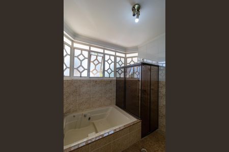 Casa de condomínio à venda com 326m², 4 quartos e 6 vagasBanheiro da Suíte 01