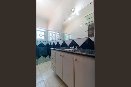 Casa de condomínio à venda com 326m², 4 quartos e 6 vagasBanheiro da Suíte 02