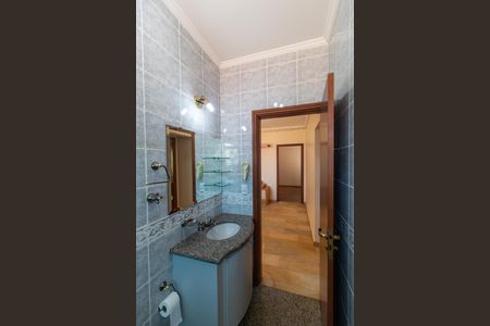 Casa de condomínio à venda com 326m², 4 quartos e 6 vagasBanheiro 