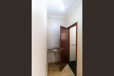 Casa de condomínio à venda com 326m², 4 quartos e 6 vagasLavabo