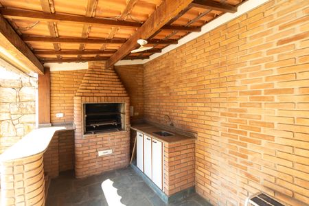 Casa de condomínio à venda com 326m², 4 quartos e 6 vagasChurrasqueira