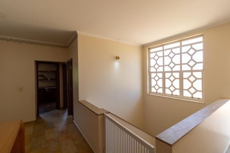 Casa de condomínio à venda com 326m², 4 quartos e 6 vagasEscada