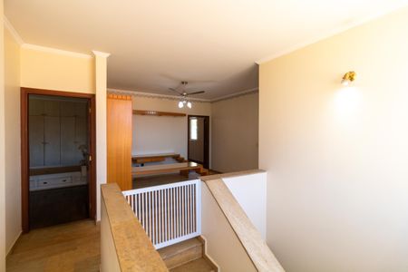 Casa de condomínio à venda com 326m², 4 quartos e 6 vagasEscada