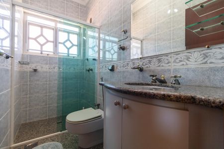 Casa de condomínio à venda com 326m², 4 quartos e 6 vagasBanheiro 