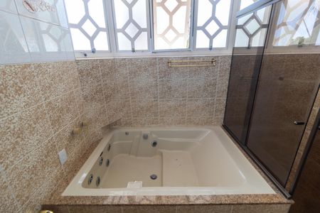 Casa de condomínio à venda com 326m², 4 quartos e 6 vagasBanheiro da Suíte 01