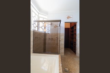 Casa de condomínio à venda com 326m², 4 quartos e 6 vagasBanheiro da Suíte 01