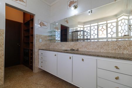 Casa de condomínio à venda com 326m², 4 quartos e 6 vagasBanheiro da Suíte 01