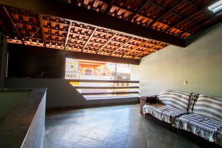 Casa à venda com 261m², 3 quartos e 5 vagas Casa à venda com 261m², 3 quartos e 5 vagasVaranda frontal