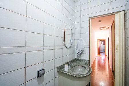 Casa à venda com 261m², 3 quartos e 5 vagas Casa à venda com 261m², 3 quartos e 5 vagasBanheiro social