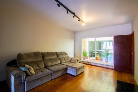 Casa à venda com 261m², 3 quartos e 5 vagas Casa à venda com 261m², 3 quartos e 5 vagasSala