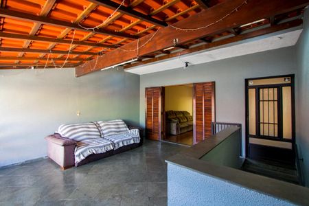 Casa à venda com 261m², 3 quartos e 5 vagas Casa à venda com 261m², 3 quartos e 5 vagasVaranda frontal