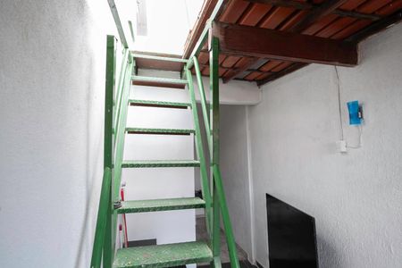 Casa para alugar com 99m², 2 quartos e 1 vagaEscada