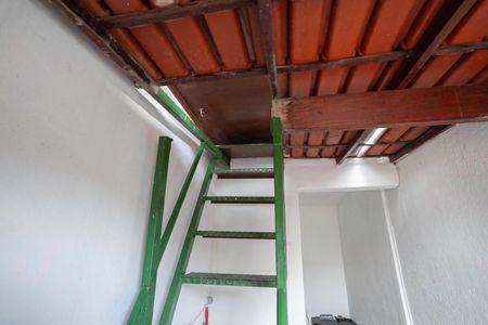 Casa para alugar com 99m², 2 quartos e 1 vagaEscada