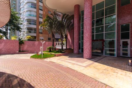 Apartamento à venda com 241m², 3 quartos e 6 vagasEntrada